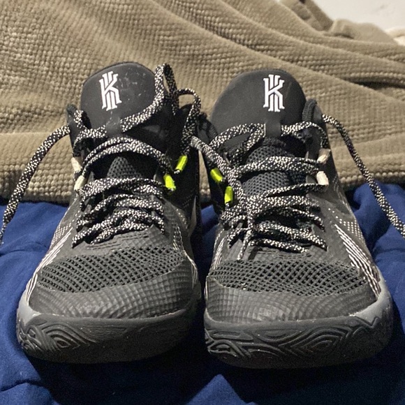 Nike Kyrie flytrap 5’s, barely used only worn 3 times and there a size 7 - Picture 3 of 4